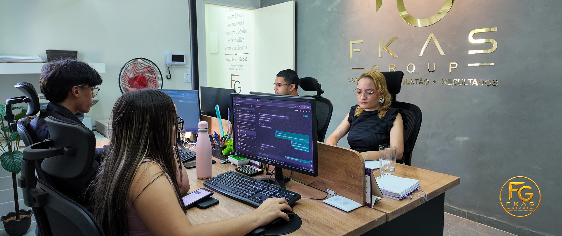 Equipe da FKAS Group reunida no escritório